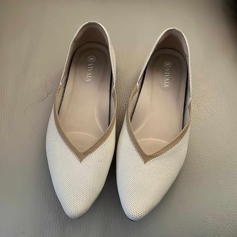 NWOB Vivaia Vienna Cream and ivory flats 36